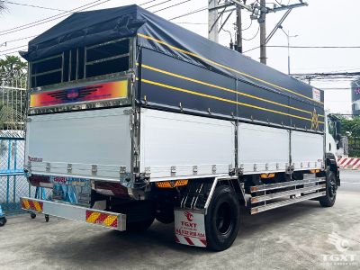 xe-tai-isuzu-fvr34ve5-7-tan-thung-bat-2.jpg Xe tải Isuzu FVR FVR34VE5 7 tấn với thùng dài 10m, vận hành tiết kiệm nhiên liệu, tiêu chuẩn Euro 5, phù hợp vận chuyển hàng hóa lớn.