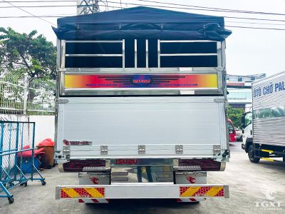 xe-tai-isuzu-fvr34ve5-7-tan-thung-bat-1.jpg Xe tải Isuzu FVR34VE5 7 tấn với thùng dài 10m, thể tích 61m³, động cơ Diesel Euro 5, vận chuyển hàng cồng kềnh hiệu quả.