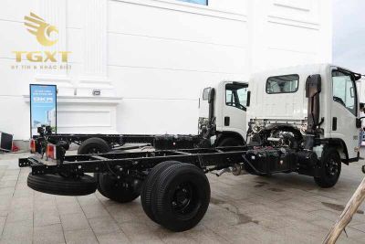 Hình ảnh cấu tạo xe tải chi tiết, bao gồm động cơ, khung gầm, cabin, hệ thống an toàn.