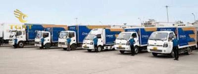 Xe tải vận chuyển hàng hóa trong hệ thống logistics hiện đại.