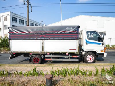 Xe tải Hyundai New Mighty N250 2.4 tấn, thùng bật, thiết kế hiện đại, động cơ mạnh mẽ, phù hợp vận chuyển đô thị.