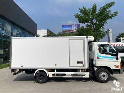 Xe tải Hyundai Mighty N250 2.5 tấn, thùng đông lạnh cao cấp, tiêu chuẩn khí thải Euro 5, phù hợp vận chuyển hàng đông lạnh, thực phẩm đa dạng.