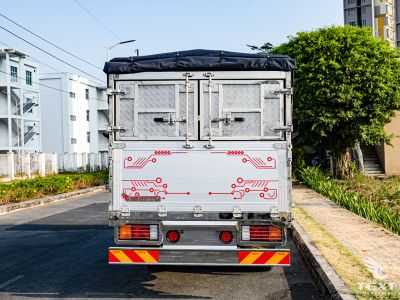 xe-tai-hyundai-new-mighty-n250sl-euro-5-2t5-thung-bat-4.jpg Xe tải Hyundai New Mighty N250SL 2.5 tấn, thùng bạt dài 4.3 mét, tiêu chuẩn Euro 5, phù hợp vận chuyển hàng hóa trong đô thị.