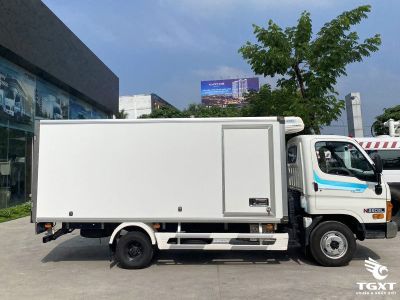 Xe tải Hyundai Mighty N250SL Euro 5 vận chuyển hàng đông lạnh, thùng lớn, động cơ bền vững, tiết kiệm nhiên liệu, phù hợp thực phẩm và dược phẩm.