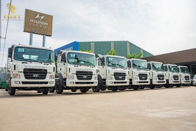 thi-truong-2-1.jpg Xe tải hiện đại trên đường phố Việt Nam, thể hiện xu hướng dịch vụ logistics phát triển mạnh mẽ.