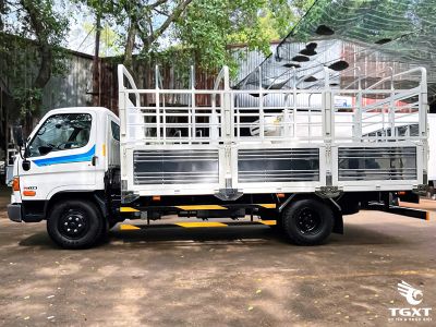 Xe tải Hyundai Mighty W11S 7 tấn thùng bạt Euro 5, bền bỉ, tiết kiệm nhiên liệu, phù hợp vận chuyển đa dạng hàng hóa, kể cả hàng đông lạnh.