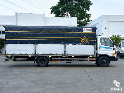 Xe tải Hyundai Mighty W11XL 7 tấn với thùng hàng dài và động cơ Euro 5, hiệu quả vận chuyển cao.