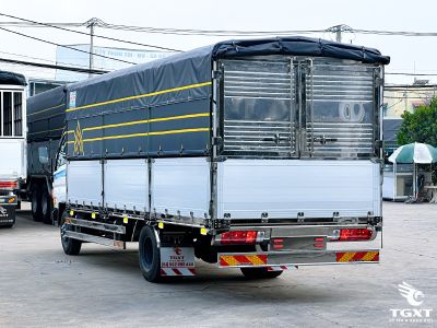 Xe tải Hyundai Mighty W11XL 7 tấn với thùng dài và mạnh mẽ, đạt chuẩn Euro 5, tiết kiệm nhiên liệu tối ưu cho vận chuyển hàng hóa lớn.