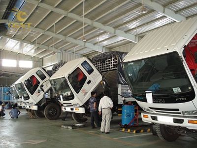 Xe tải đang được bảo trì đúng quy trình để đảm bảo hiệu suất tối ưu.