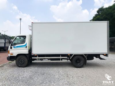 Xe tải đông lạnh Hyundai Mighty W11S 6T Euro 5, vận chuyển thực phẩm và hàng hóa nhạy cảm với nhiệt độ, thân thiện môi trường.