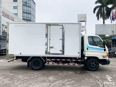 Xe tải Hyundai Mighty W750L 3.5T Euro 5 với thùng đông lạnh dài 5m, công nghệ làm lạnh tiên tiến, phù hợp vận chuyển thực phẩm, thủy hải sản, dược phẩm.