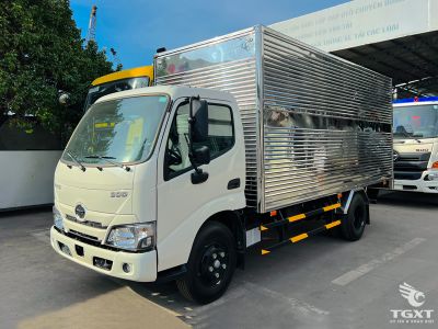 Xe tải Hino XZU650L 3.5 tấn thùng kín, động cơ mạnh mẽ, an toàn cao, phù hợp vận chuyển hàng hóa hiệu quả, tiêu thụ nhiên liệu thấp.