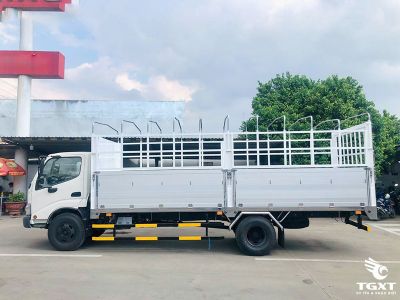 Xe tải Hino XZU650L 3.5 tấn thùng bạt, dáng vẻ chắc chắn, động cơ Nhật Bản, tiêu thụ nhiên liệu thấp, an toàn tối đa, phù hợp vận chuyển hàng hóa linh hoạt.