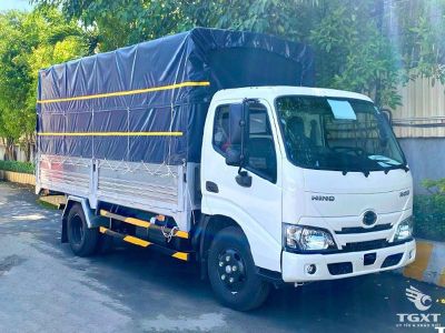 Xe tải Hino XZU650L 3.5 tấn thùng bạt, thiết kế chắc chắn, động cơ tiết kiệm nhiên liệu, an toàn, phù hợp vận chuyển đa dạng hàng hóa.