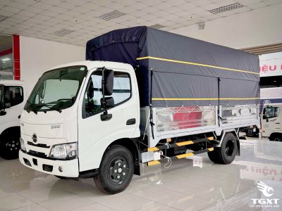 Xe tải Hino XZU650L 3.5 tấn thùng bạt, thiết kế bền bỉ, vận hành êm ái, tiêu thụ nhiên liệu thấp, an toàn cao, phù hợp vận chuyển hàng hóa đa dạng.