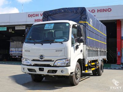 Xe tải Hino XZU650L 3.5 tấn thùng bạt, hiệu năng cao, động cơ mạnh mẽ, an toàn tiêu chuẩn Nhật Bản, tiết kiệm nhiên liệu, phù hợp nhiều loại hình vận chuyển.