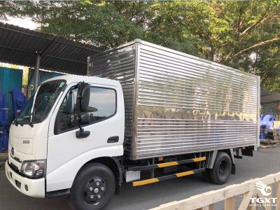 Xe tải Hino XZU650L 1.9 tấn, thùng kín, tiêu chuẩn Euro 5, động cơ mạnh mẽ, vận hành tiết kiệm nhiên liệu, phù hợp vận chuyển nội thành.