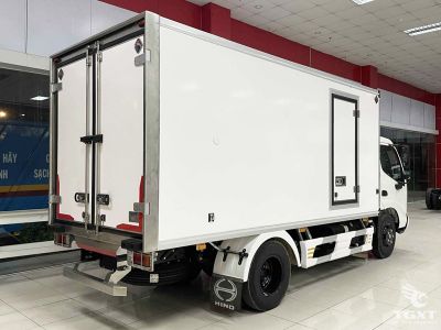 Xe đông lạnh Hino XZU650L 3.5 tấn Euro 5, vận chuyển hàng lạnh chuyên nghiệp.