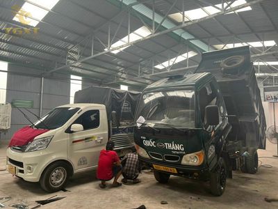 Hình ảnh xe tải trong quá trình bảo trì, chú trọng vào chi phí và hiệu quả tiết kiệm cho doanh nghiệp vận tải.