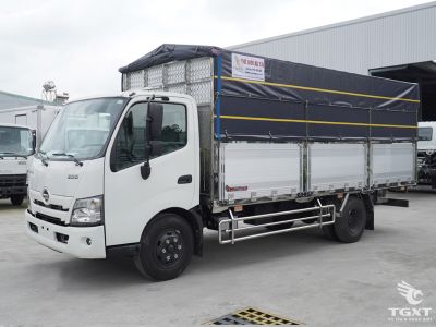 Xe tải Hino XZU730L 5 tấn Euro 5, mạnh mẽ và hiệu quả, phù hợp cho vận chuyển hàng hóa nhỏ gọn. Đạt tiêu chuẩn khí thải Euro 5, vận hành tiết kiệm.