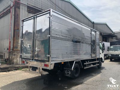 Xe tải Hino XZU730L 5 tấn Euro 5, kín đáo, bền bỉ, phù hợp vận chuyển hàng hóa linh hoạt, đạt tiêu chuẩn khí thải Euro 5.