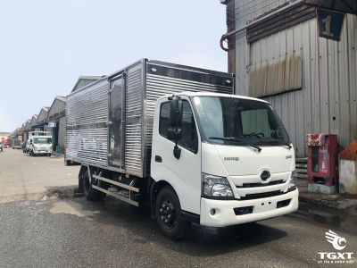 Xe tải Hino XZU730L 5 tấn Euro 5, thiết kế kín, bền bỉ phù hợp vận chuyển hàng hóa khối lượng lớn, đảm bảo khí thải Euro 5.