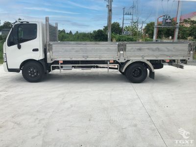 Xe tải Hino XZU730L 5 tấn Euro 5, thiết kế lung linh, bền bỉ, phù hợp vận chuyển hàng hóa linh hoạt, đạt chuẩn khí thải Euro 5.