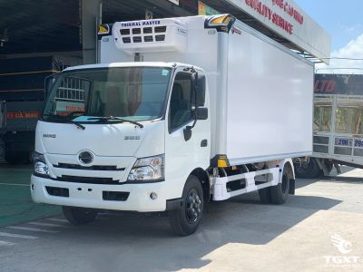 Xe tải đông lạnh Hino XZU730L 5 tấn Euro 5, vận chuyển hàng đông lạnh hiệu quả, thiết kế hiện đại.