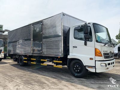 Xe tải Hino FC9JL7A 6.5 tấn, thùng kín, động cơ Euro 5, tiết kiệm nhiên liệu, phù hợp vận chuyển hàng hóa đa dạng.