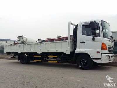 Xe tải Hino FC9JL7A 6.5 tấn, thùng dài 6.7m, động cơ Euro 5, tiết kiệm nhiên liệu, phù hợp vận chuyển đa dạng hàng hóa cồng kềnh.