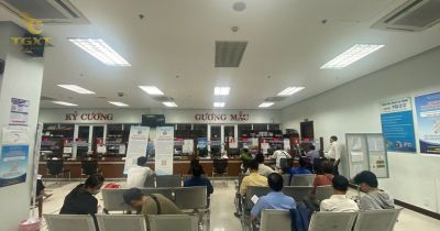 Hình ảnh xe tải tại Đà Nẵng, đề cập đến dịch vụ đổi giấy phép lái xe mới từ tháng 3/2025.