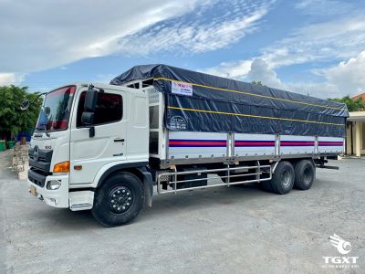 Xe tải Hino FL8JT8A 15 tấn, động cơ mạnh mẽ, tiêu chuẩn khí thải Euro 5, phù hợp vận chuyển đường dài và logistics.
