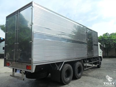 Xe tải Hino FL8JT8A 15 tấn, động cơ mạnh mẽ, thiết kế bền bỉ, tiêu chuẩn khí thải Euro 5, phù hợp vận chuyển hàng dài và logistics tại Việt Nam.