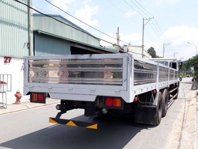 Xe tải Hino FM8JW8A 15 tấn, động cơ 280 mã lực, hệ dẫn động 6x4, vận hành ổn định, tiết kiệm nhiên liệu, trang bị an toàn hiện đại.