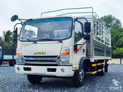 Xe tải JAC N500 E5 5 tấn với thùng bạt, động cơ Đức đạt tiêu chuẩn Euro 5, vận hành tiết kiệm, phù hợp vận chuyển hàng hóa doanh nghiệp.