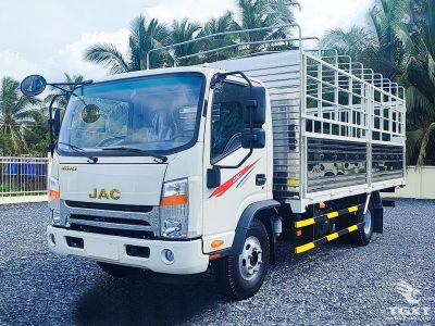 Xe tải JAC N650 E5 thùng bạt lớn, động cơ Đức, tiết kiệm nhiên liệu, phù hợp vận chuyển hàng hóa đa dạng.