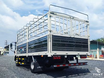 Xe tải JAC N650 E5 thùng bạt lớn, động cơ Đức, tiết kiệm nhiên liệu, phù hợp vận chuyển hàng hóa đa dạng.