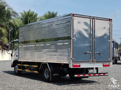 Xe tải JAC N650 E5 6.5 tấn, thùng kín 5.2m, động cơ Euro 5, tiết kiệm nhiên liệu, vận chuyển hàng hóa an toàn cho doanh nghiệp.