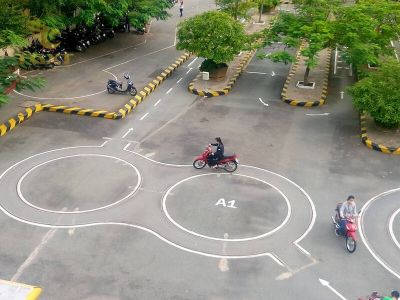 sat-hach-2.jpg Xe tải tại trung tâm sát hạch lái xe đạt chuẩn quốc gia với công nghệ hiện đại.