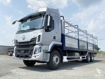 xe-tai-chenglong-lz1250h5cbt-h5-260hp-15-tan-thung-bat-9m9-1.jpg Xe tải ChengLong LZ1250H5CBT H5 260HP, tải trọng 15 tấn, thiết kế khí động, phù hợp vận chuyển dài. Động cơ Euro 5, tiết kiệm nhiên liệu, thùng đa dạng.