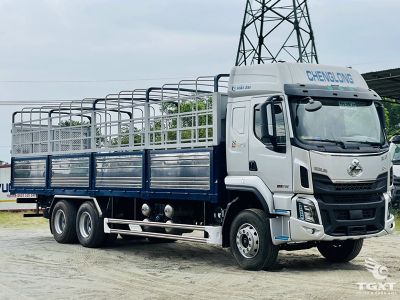 Xe tải ChengLong H5 270HP vận chuyển hàng hóa, nội thất cao cấp, tiết kiệm nhiên liệu, dùng cho vận tải đường dài.