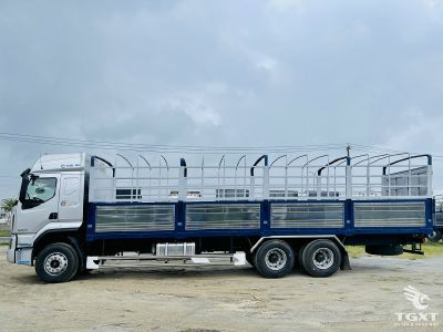 Xe tải ChengLong H5 270HP đang vận chuyển hàng hóa, thiết kế nội thất cao cấp, vận hành tiết kiệm nhiên liệu, phù hợp vận tải đường dài.