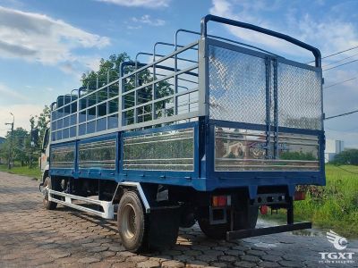 Xe tải ChengLong 180HP thùng bạt 9.9m, xe thương mại trung tải, thiết kế khí động học, hiệu quả cao.