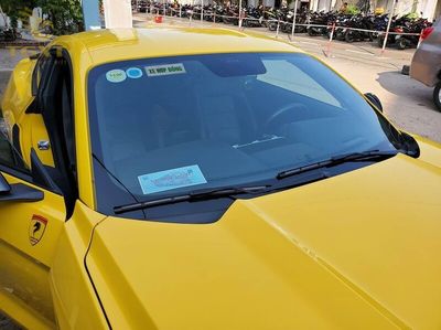 Phù hiệu xe hợp đồng trên xe tải, giấy phép kinh doanh vận tải hợp pháp.