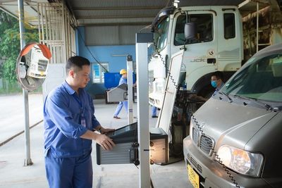 gia-han-dk-1.jpg Xe tải đang chuẩn bị gia hạn đăng kiểm theo quy định mới từ Thông tư 47/2024/TT-BGTVT, đảm bảo an toàn và hợp pháp.