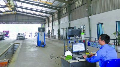 Xe tải dưới 1 tấn trong quá trình đăng kiểm, phí kiểm định 290.000 đồng và lệ phí chứng nhận 40.000 đồng, đảm bảo hanh trình suôn sẻ.