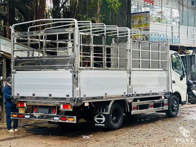 Xe tải Hino XZU710L 2.5 Tấn, động cơ mạnh mẽ, đa dạng thùng xe, phù hợp vận chuyển hàng hóa trong đô thị và liên tỉnh.
