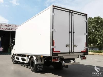 xe-tai-hino-xzu710l-euro-5-2-5-tan-thung-bao-on-1.jpg Xe tải Hino XZU710L 2.5 Tấn Thùng Bảo Ôn, động cơ Euro 5, vận chuyển hàng đông lạnh, nhỏ gọn, bền bỉ, chi phí thấp.