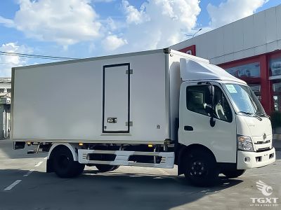 xe-tai-hino-xzu710l-euro-5-2-5-tan-thung-bao-on-3.jpg Xe tải Hino XZU710L 2.5 Tấn Thùng Bảo Ôn Euro 5, giải pháp vận chuyển hàng đông lạnh, nhỏ gọn, tiết kiệm chi phí.
