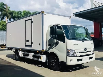 xe-tai-hino-xzu710l-euro-5-2-5-tan-thung-bao-on-4.jpg Xe tải Hino XZU710L 2.5 Tấn Thùng Bảo Ôn Euro 5, vận chuyển hàng đông lạnh, nhỏ gọn, tiết kiệm năng lượng, bảo hành lâu dài.